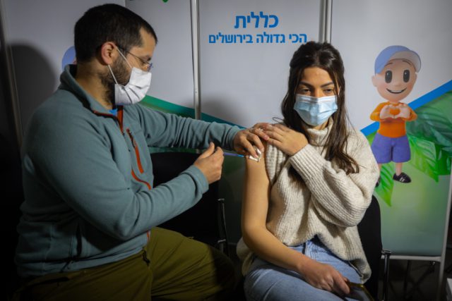 צעירה מתחסנת, למצולמת אין קשר לנאמר בכתבה