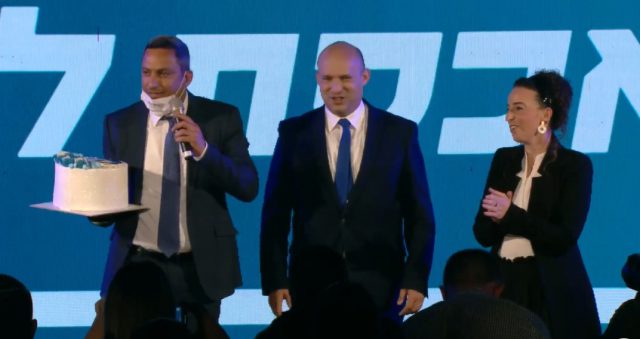 מפתיעים את בנט, עם עוגת יומולדת
