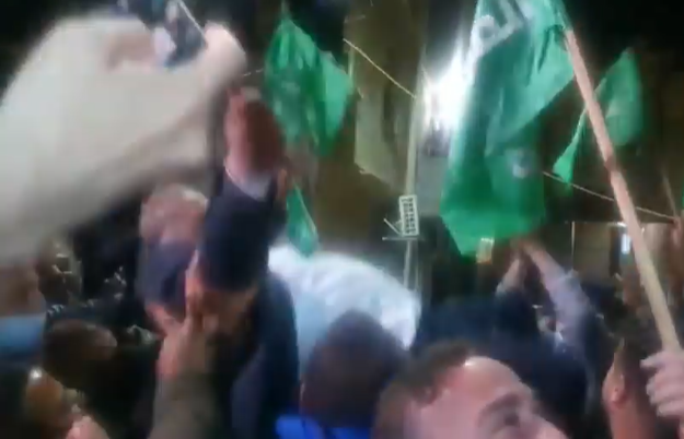 בדרך לכנסת: צפו בחגיגות בביתו של מנסור עבאס