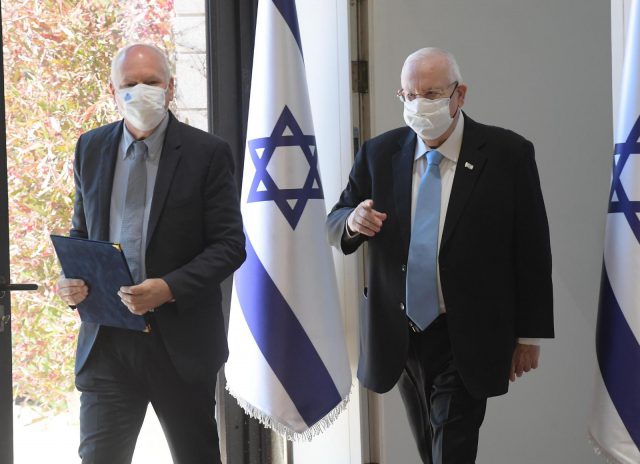 הנשיא ריבלין עפ השופט פוגלמן, יו"ר ועדת הבחירות