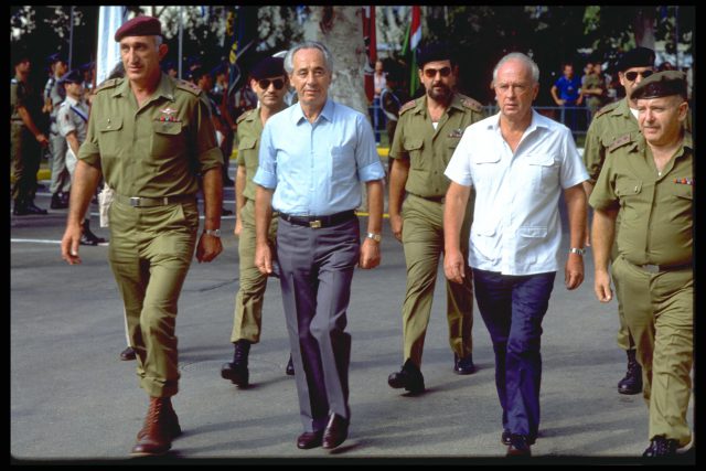 בין ראש הממשלה פרס ושר הביטחון רבין (נתי הרניק)