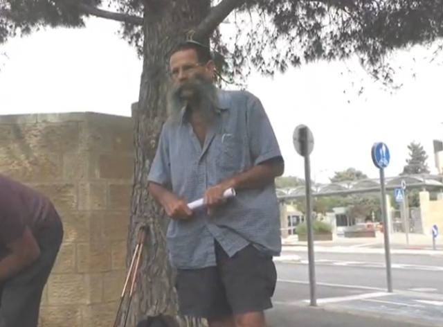 יונה כץ והשפם (צילומסך יוטיוב)