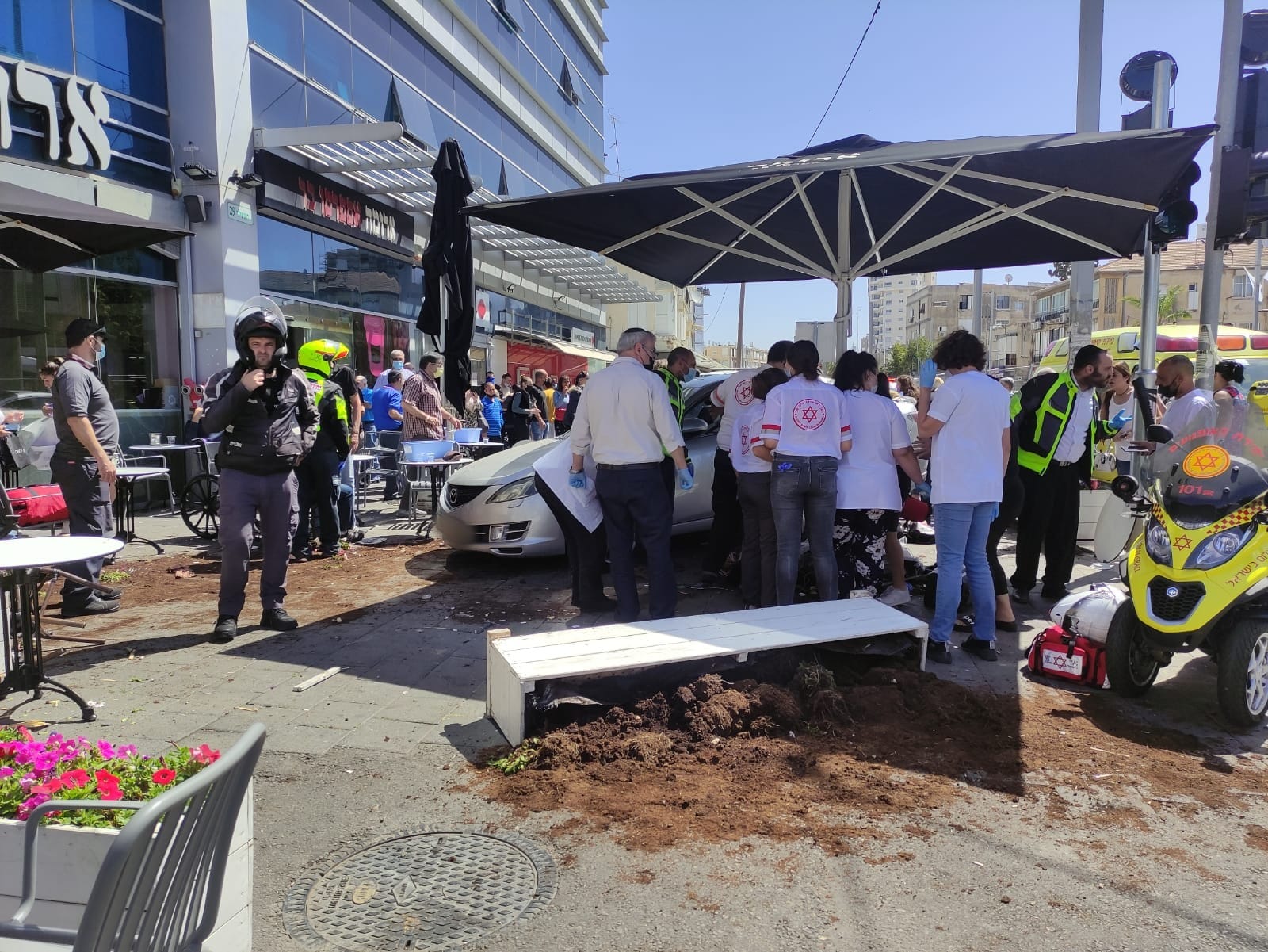 רכב התפרץ למסעדה בבת ים: 12 פצועים, אחת אנוש