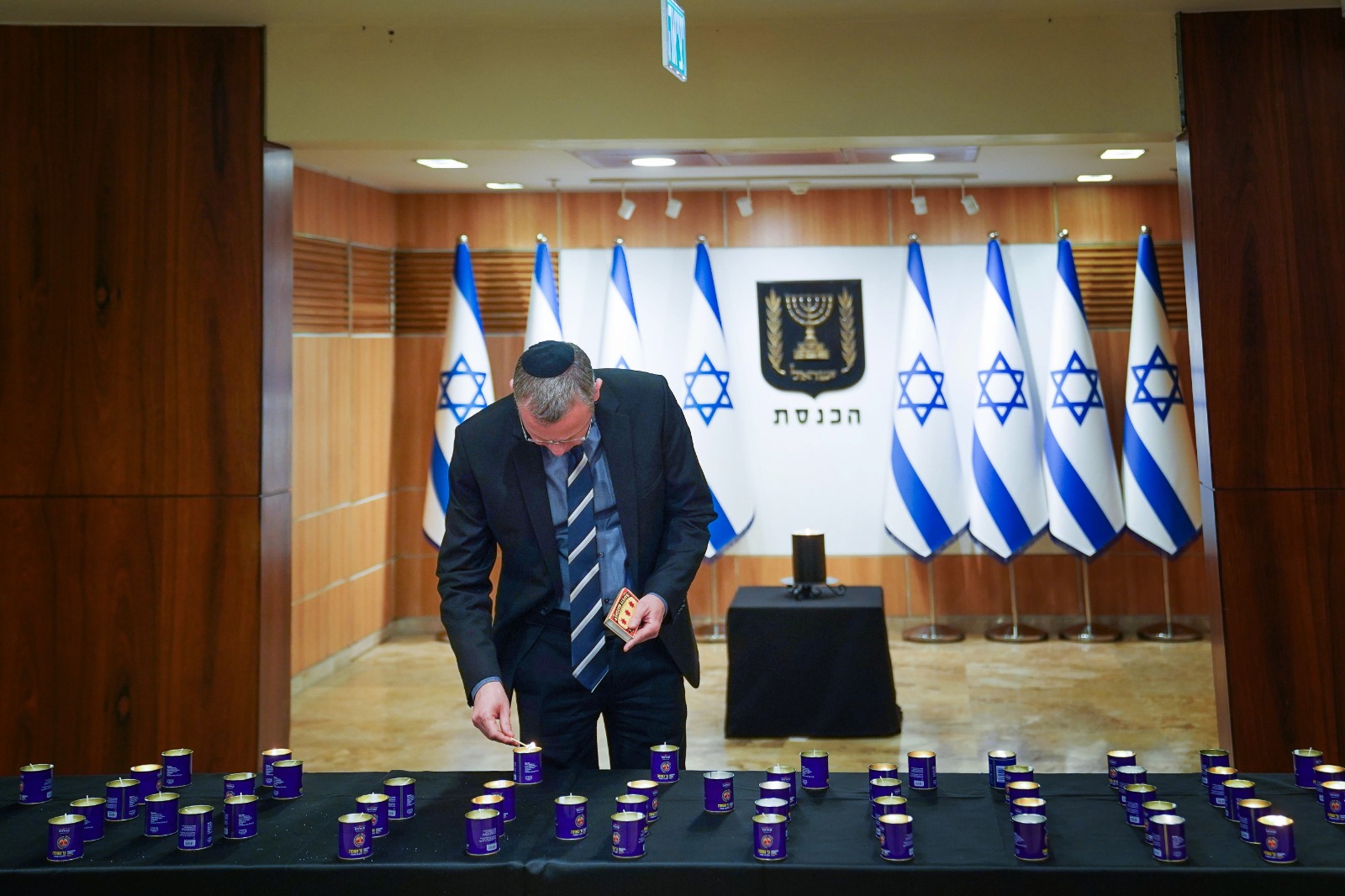 הכנסת באבל: לוין הדליק נר; הדגלים בחצי התורן