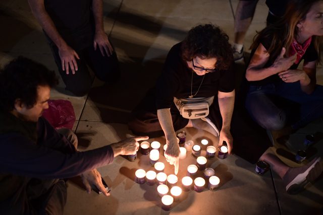 מדליקים נרות לזכר הרוגי הר מירון בתל אביב