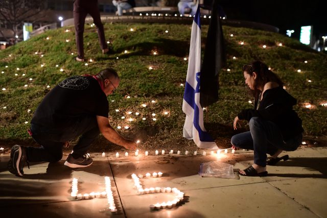 בתל אביב ובמירון: מדליקים נרות לזכר ההרוגים באסון
