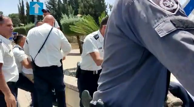 מחאת נכי צהל חיים גולדברג סרוגים