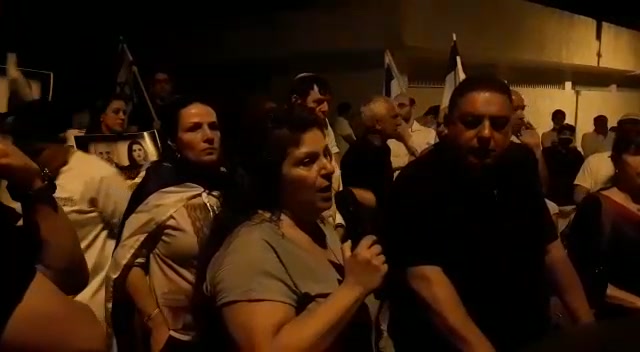 הפגנה מול הבית של שקד ברלה קרומבי (1)