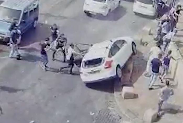 צפו: לינץ' בירושלים; רכב נרגם ומתנגש במדרכה