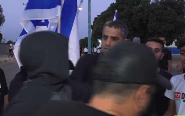 צפו: כתב חדשות 13 מותקף באלימות באמצע דיווח