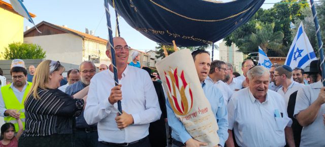 ח"כ אורבך לאוחנה: "אוזלת יד של המשטרה"