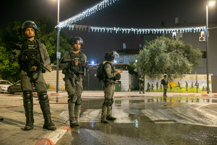 בצפון: שריפת משרדי רווחה ואבנים על תחנת משטרה