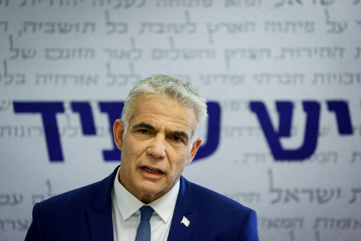 לפיד תוקף: "החוק הפולני – חרפה לניצולי השואה"