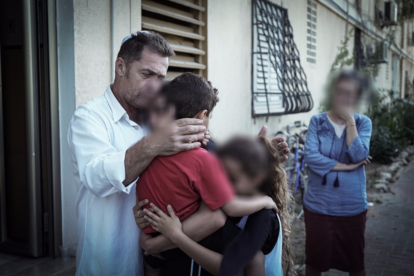 שעות אחרונות: מצילים את הבנות וזוכים בספר תורה
