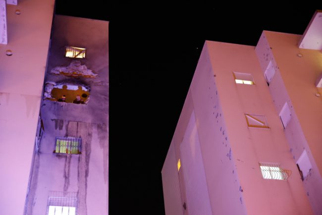פגיעה ישירה של רקטה בבניין בשדרות, בשעות הערב