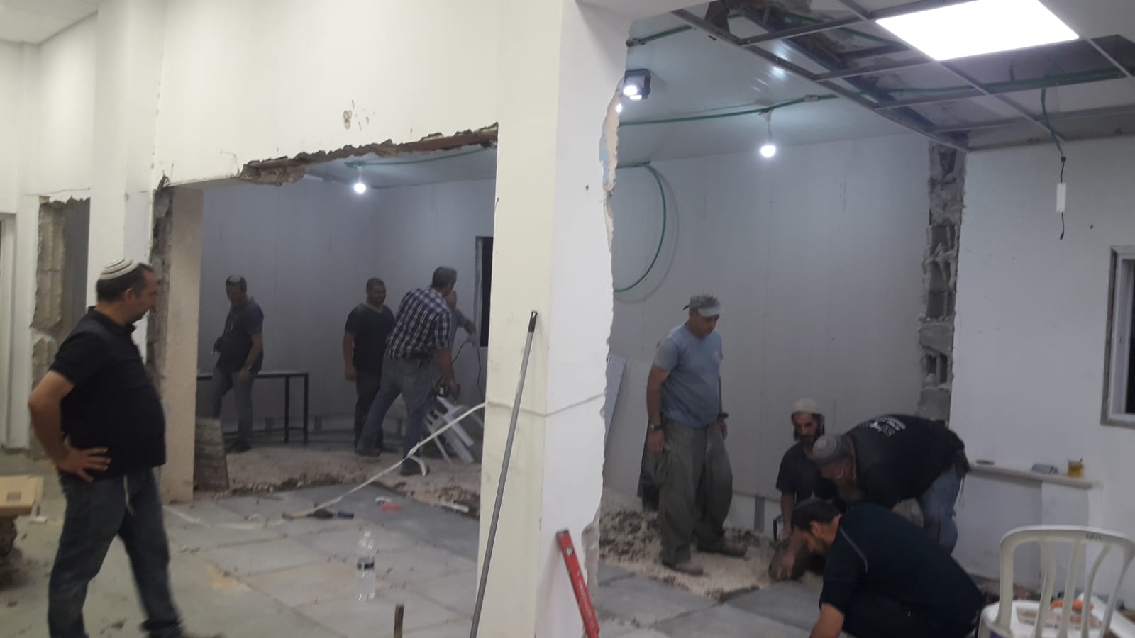 עשרות מתנדבים סייעו לשיפוץ בית הכנסת בלוד