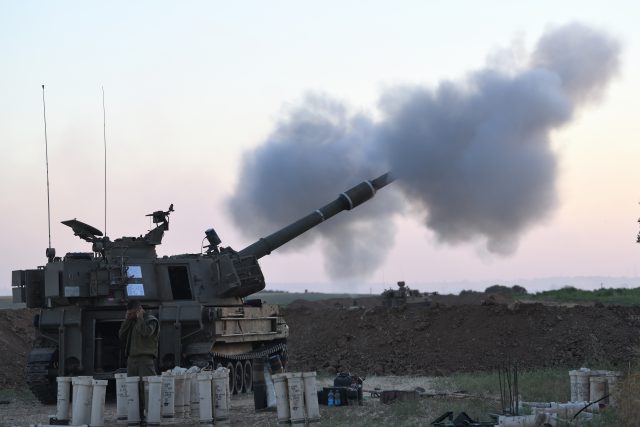 תותחים של צה"ל יורים לעבר מטרות בעזה (גילי יערי/פלאש90)