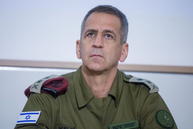 יוותר על הקיצוץ? כוכבי