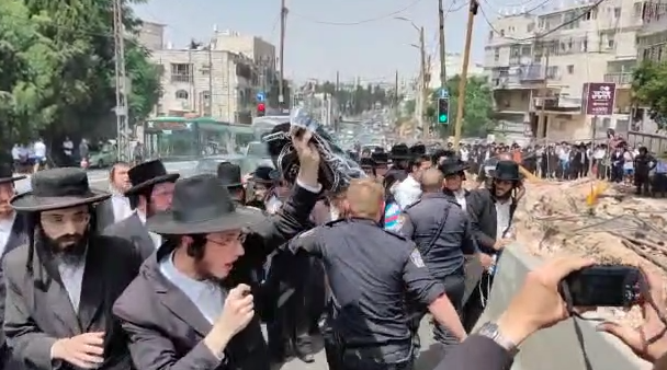 הפגנת החרדים בבר אילן: 7 נעצרו לאחר שתקפו שוטרים