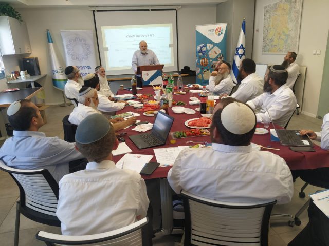 ישיבת עבודה עם רבני השומרון
