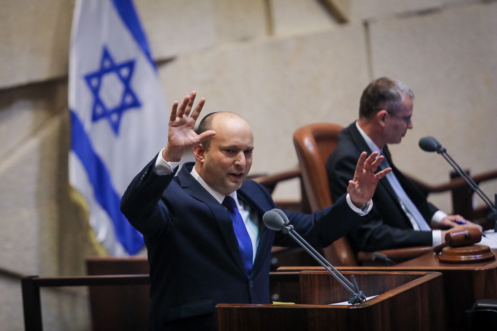 בנט: "גאה לשבת עם אנשים עם דעות שונות"