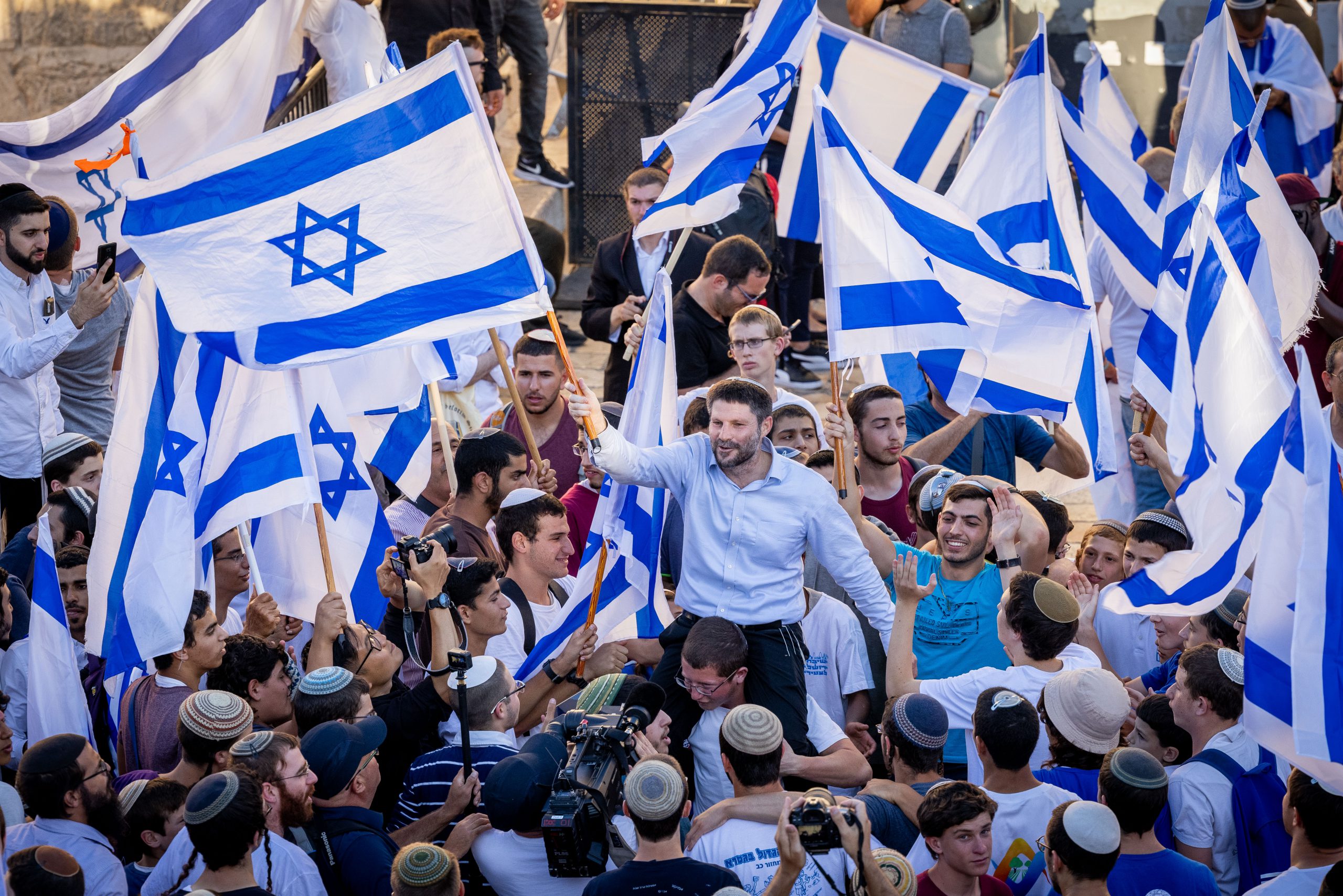 אלפים צועדים בריקודגלים; סמוטריץ' רקד עם קרעי