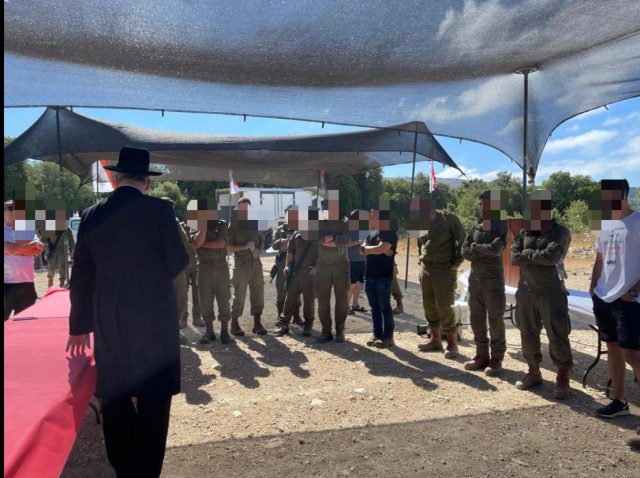 הרב לאו עם לוחמי חטיבת הקומנדו