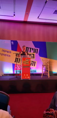 עמית סגל בוועידת הצעירים והצעירות (מרים אגדי, סרוגים)