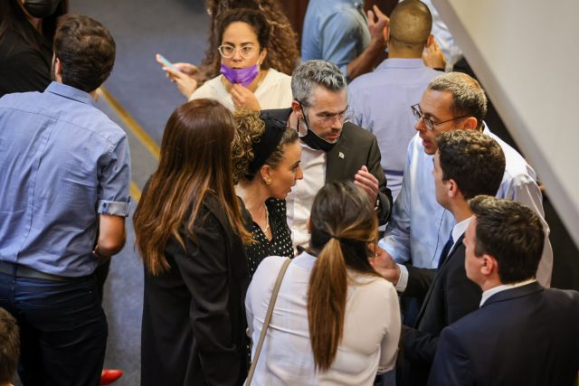 דרמה בכנסת: אביר קארה מימינה הצביע פעמיים