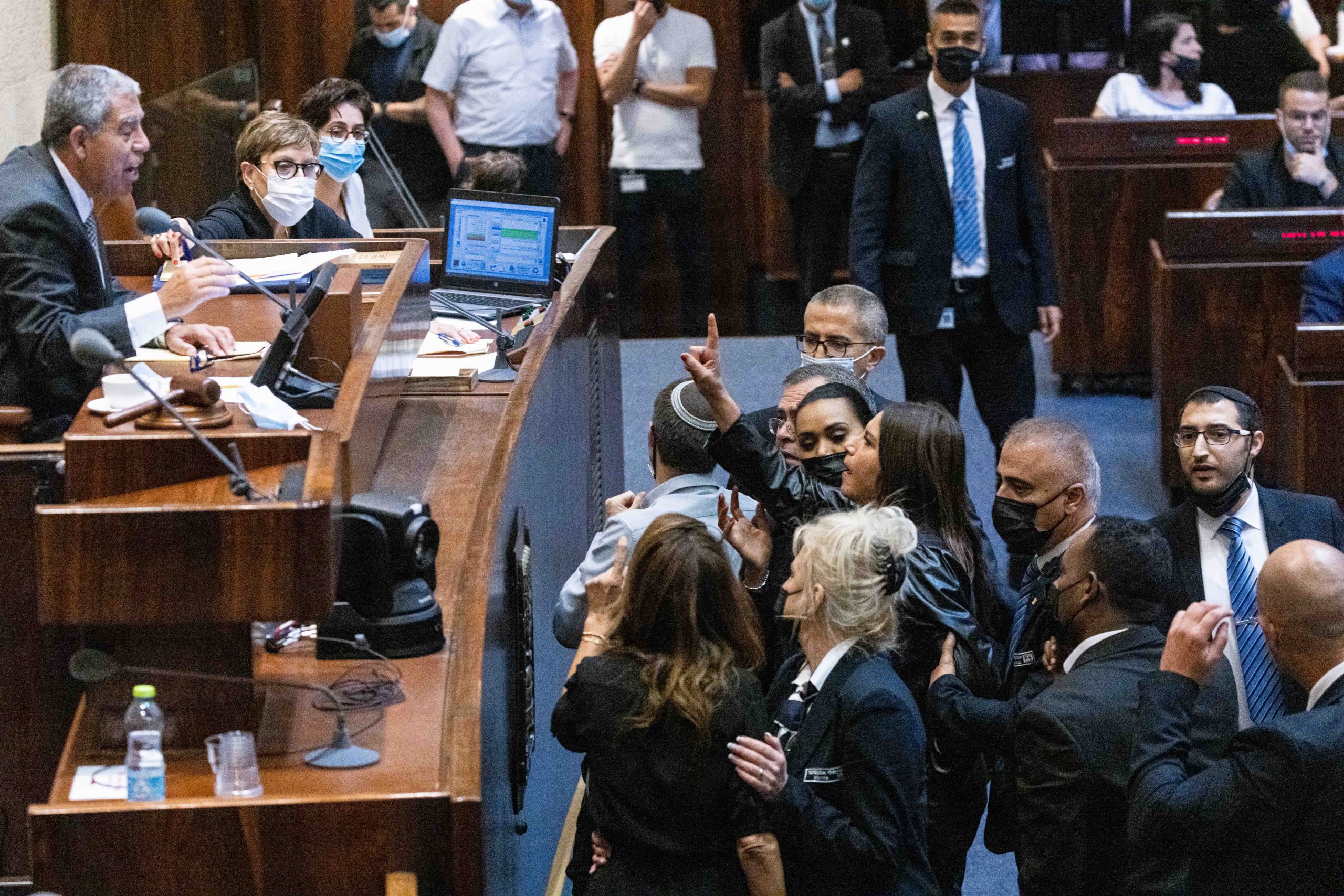 מנזיפה ועד שלילת שכר: מהי ועדת האתיקה?
