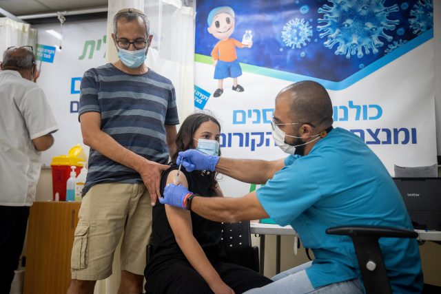 בנט למנכ"ל פייזר: "האץ את האישור לחיסון ילדים"