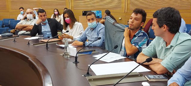הסטודנט אלעד גביאן מקולנוע בית ברל הציג חולצה מוכתמת בדם לאחר שהותקף פיזית בעקבות בקשתו לתלות דגל ישראל במכללת בית ברל