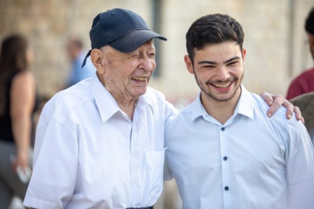 ירושלים: תעודות הערכה לנערים על פעילות חברתית