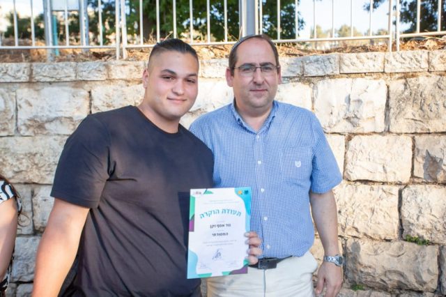 ירושלים: תעודות הערכה לנערים על פעילות חברתית
