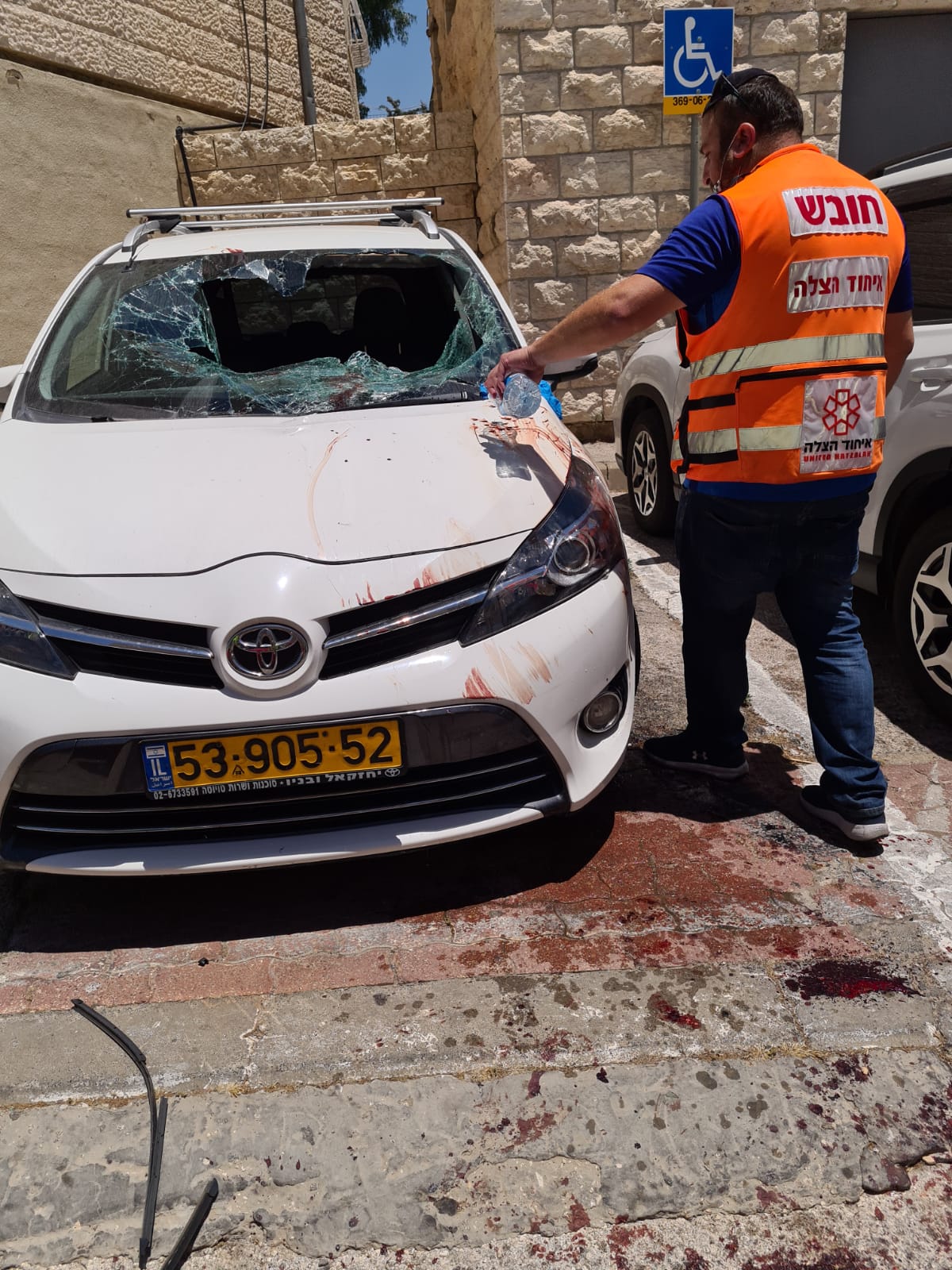 ירושלים: בן 15 נפל מגג על רכב חונה; מצבו בינוני