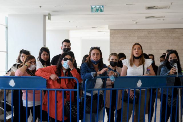 הורי הפעוטות שנפגעו מפגינים בפתח האולם