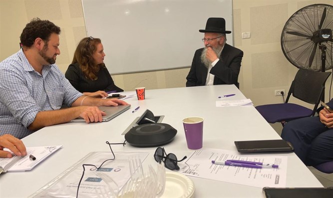 הרב אליהו: חובה לעשות שיימינג לאדם שפגע מינית