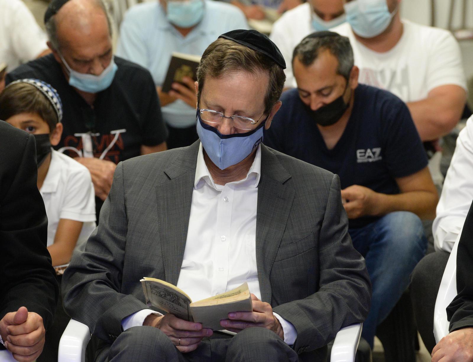הנשיא השתתף בקריאת איכה בבית כנסת באשקלון