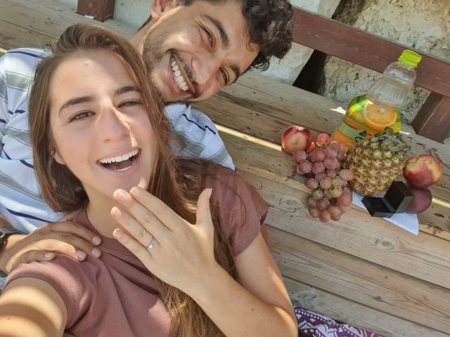 "לי מרגיש שמישהו סידר את זה מלמעלה, מה הסיכוי שניפגש בסינגפור?"