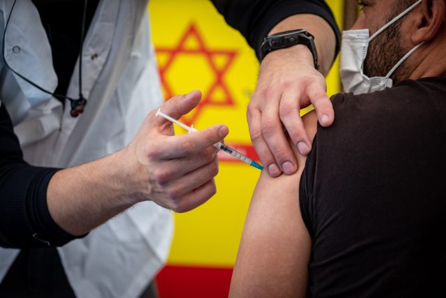 מהחודש הבא: מבוגרים יקבלו את החיסון של מודרנה