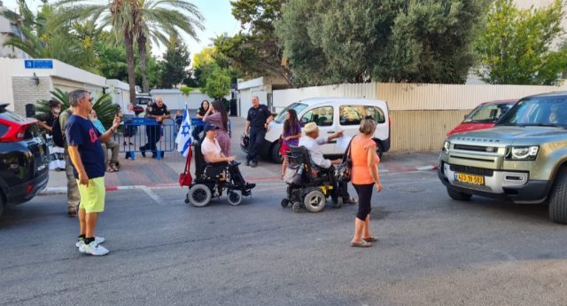הנכים לבנט: "מתעלם מציבור של 300 אלף נכים"