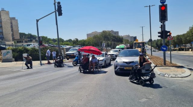 הנכים לבנט: "מתעלם מציבור של 300 אלף נכים"