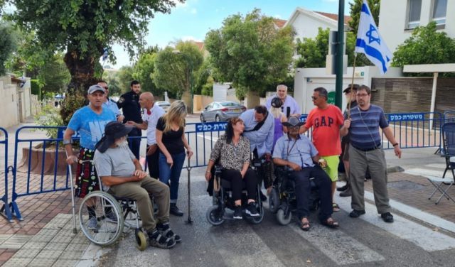 הנכים לבנט: "מתעלם מציבור של 300 אלף נכים"
