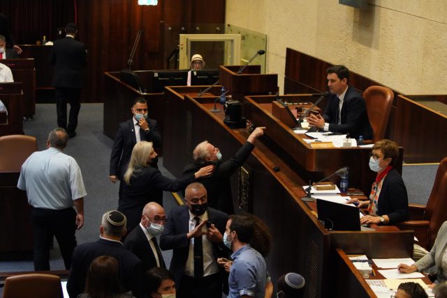 אמסלם וביטן צועקים על גינזבורג (דני שם טוב/דוברות הכנסת)