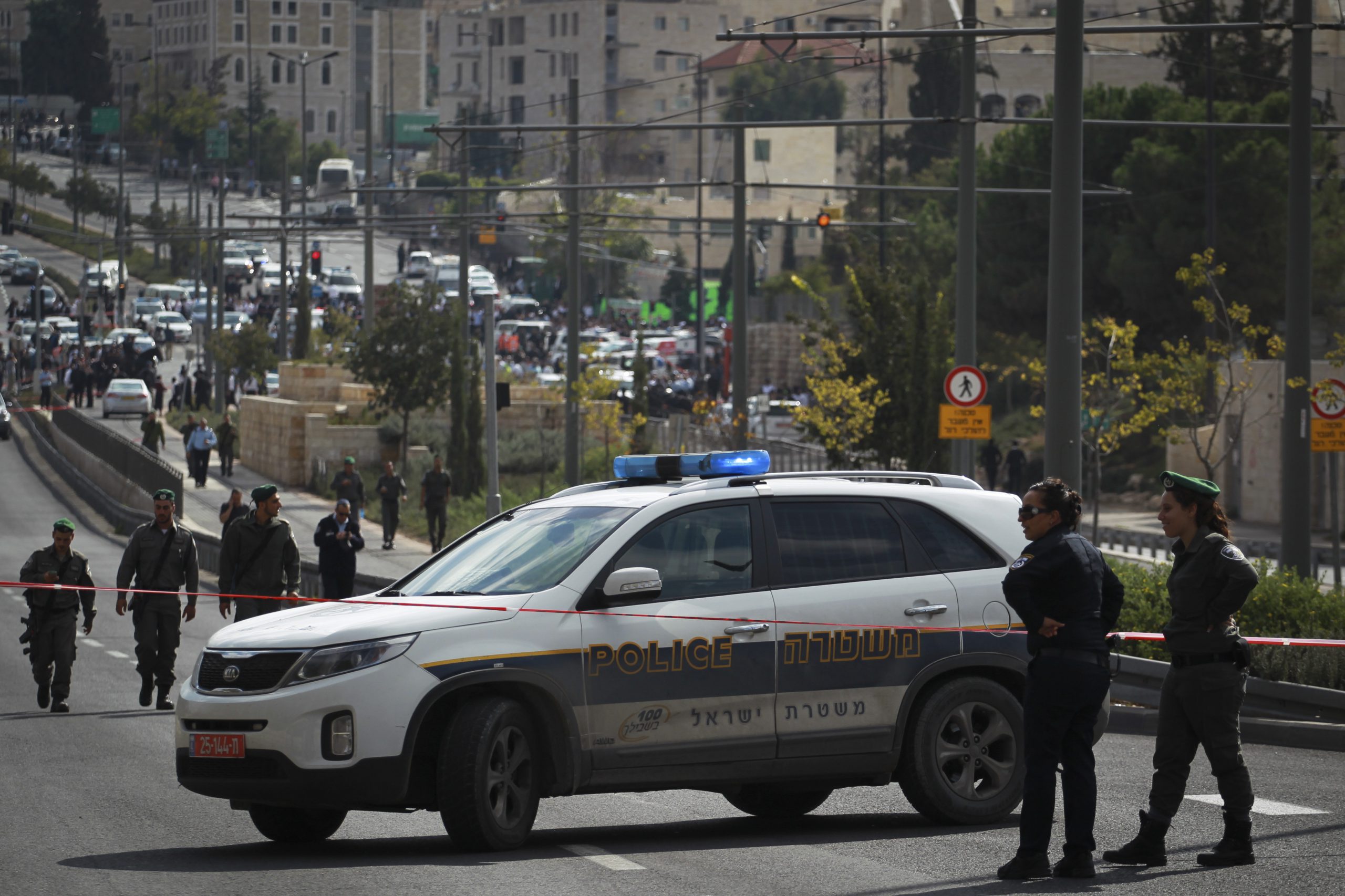 ערבי פרץ לבית של יהודי בשייח' ג'ארח ונורה ברגלו