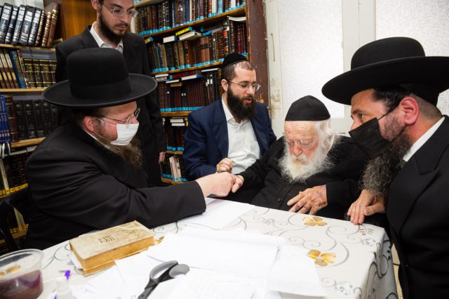 הרב קנייבסקי מורה על קבלת החיסון השלישי