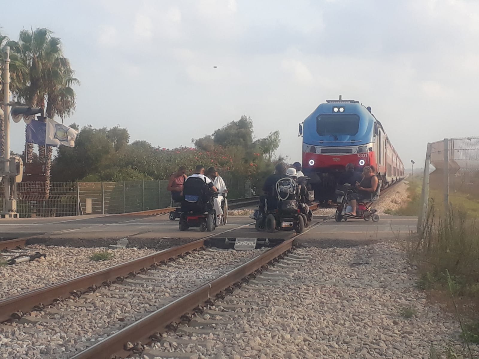 פעילי מחאת הנכים חסמו את הרכבת בצומת הבונים