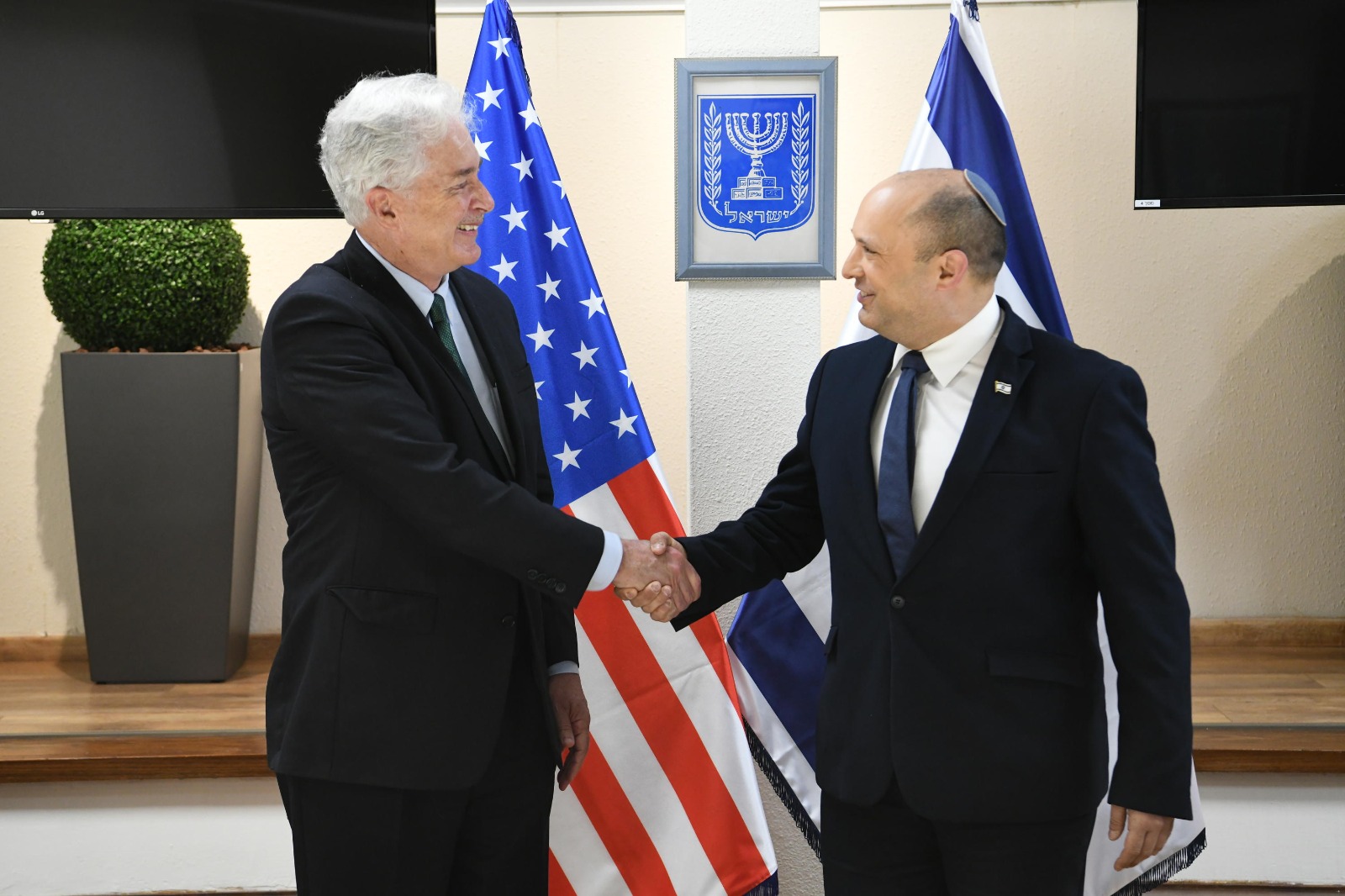 לוחץ ידיים ובלי מסיכה: בנט נפגש עם ראש ה-CIA