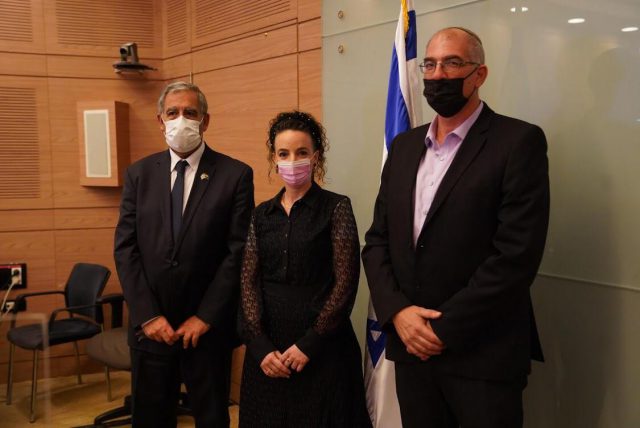 צפו: ״תפילת האחות״ של דפנה מאיר הי"ד בכנסת