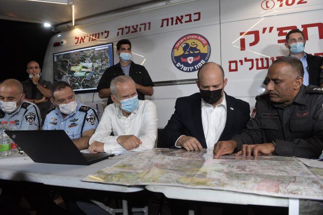 ראש הממשלה ושר הבט"פ בחפ"ק השריפה